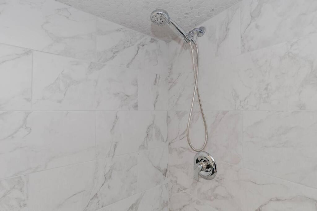 Luxury Basement Apartment In Оквилль Экстерьер фото