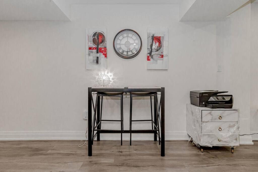 Luxury Basement Apartment In Оквилль Экстерьер фото