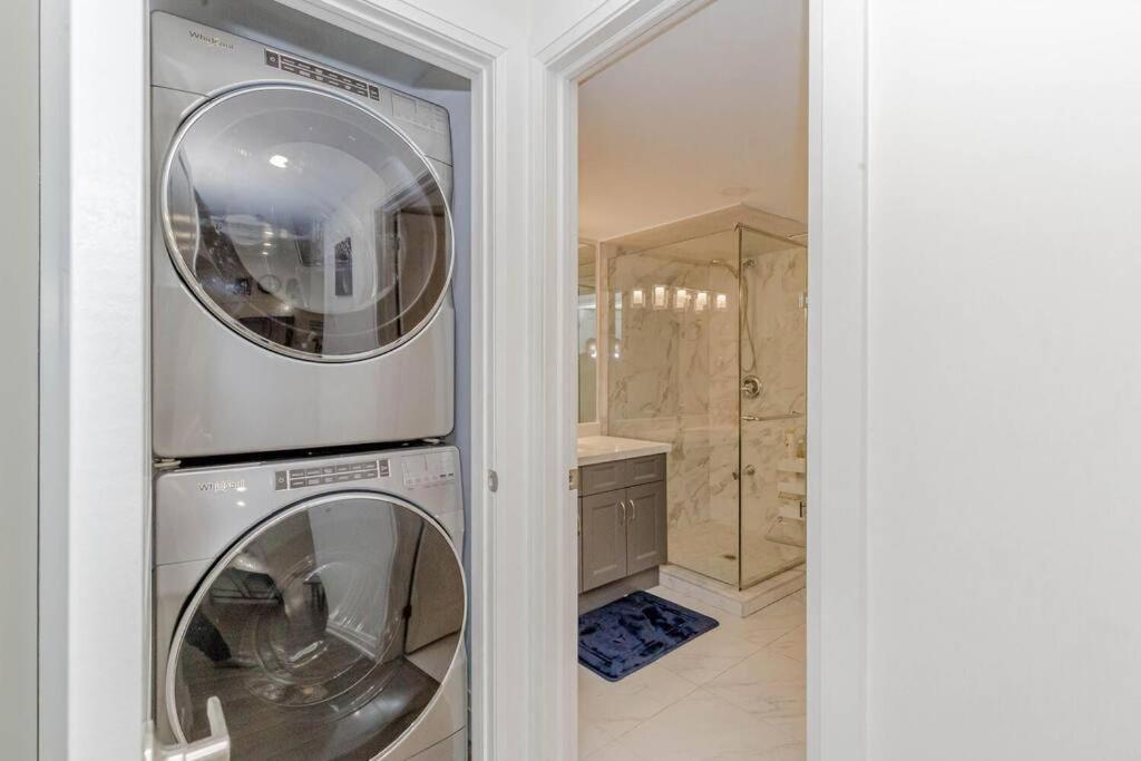 Luxury Basement Apartment In Оквилль Экстерьер фото
