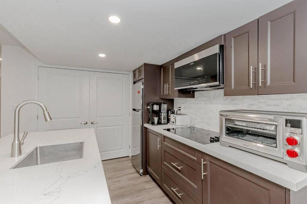 Luxury Basement Apartment In Оквилль Экстерьер фото