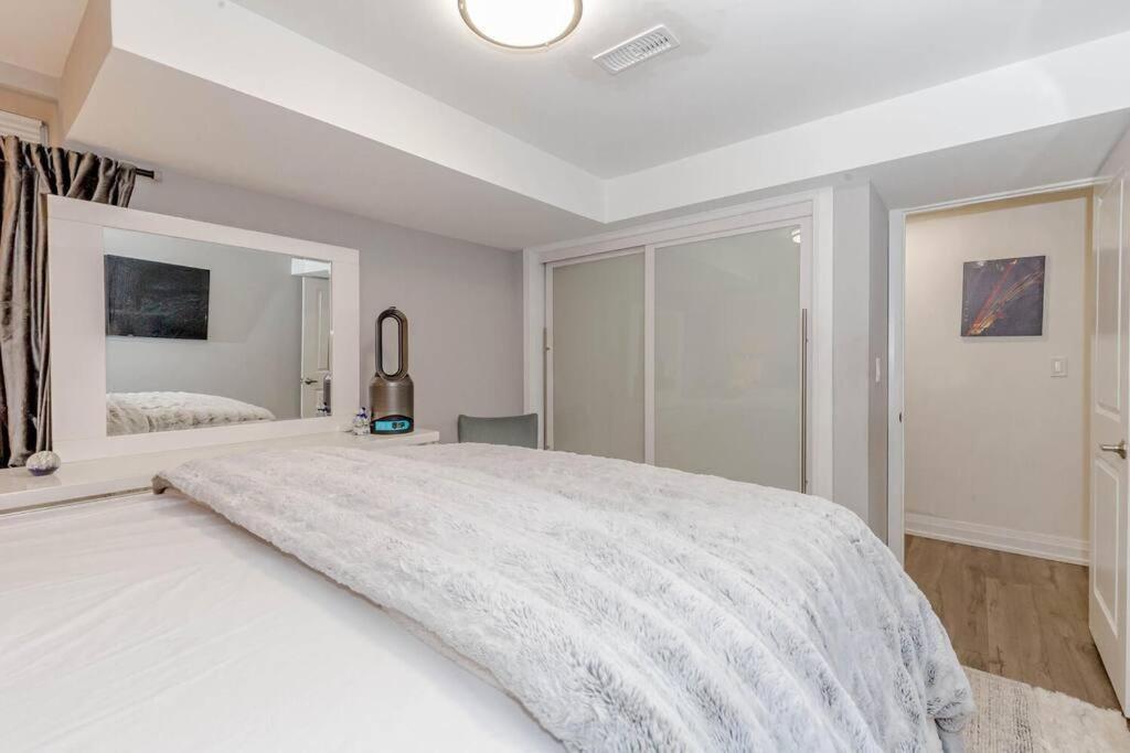 Luxury Basement Apartment In Оквилль Экстерьер фото