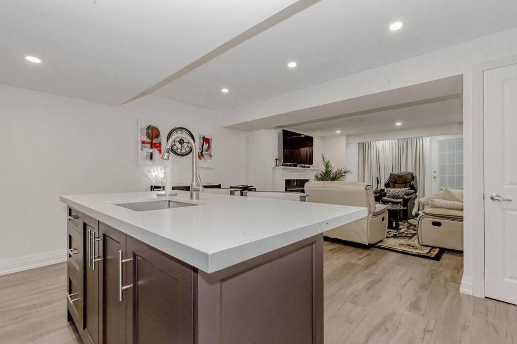 Luxury Basement Apartment In Оквилль Экстерьер фото