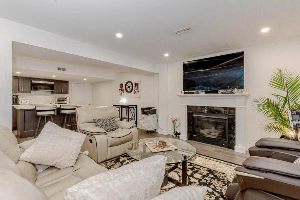 Luxury Basement Apartment In Оквилль Экстерьер фото