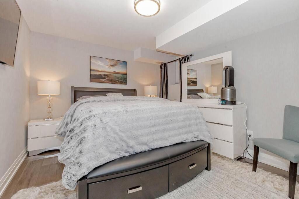 Luxury Basement Apartment In Оквилль Экстерьер фото