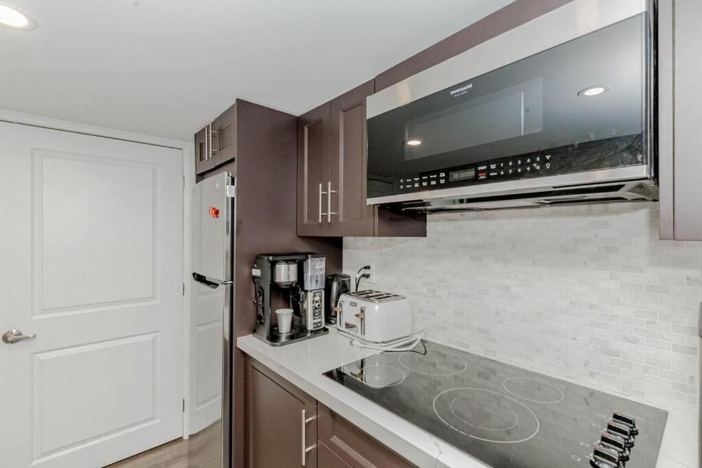 Luxury Basement Apartment In Оквилль Экстерьер фото