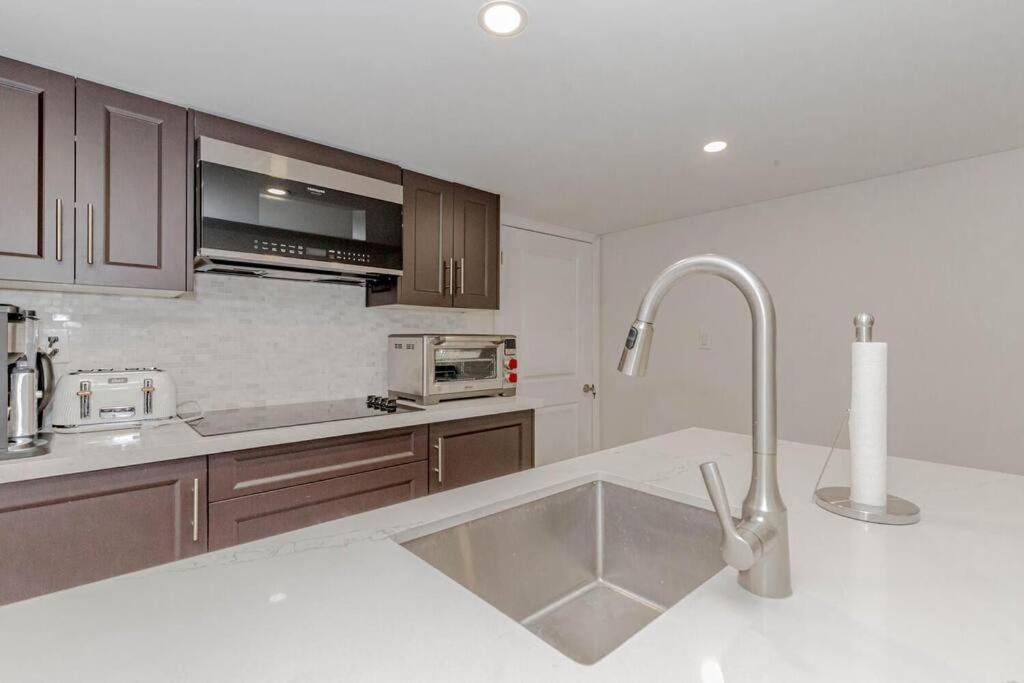 Luxury Basement Apartment In Оквилль Экстерьер фото
