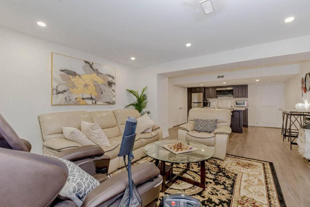 Luxury Basement Apartment In Оквилль Экстерьер фото
