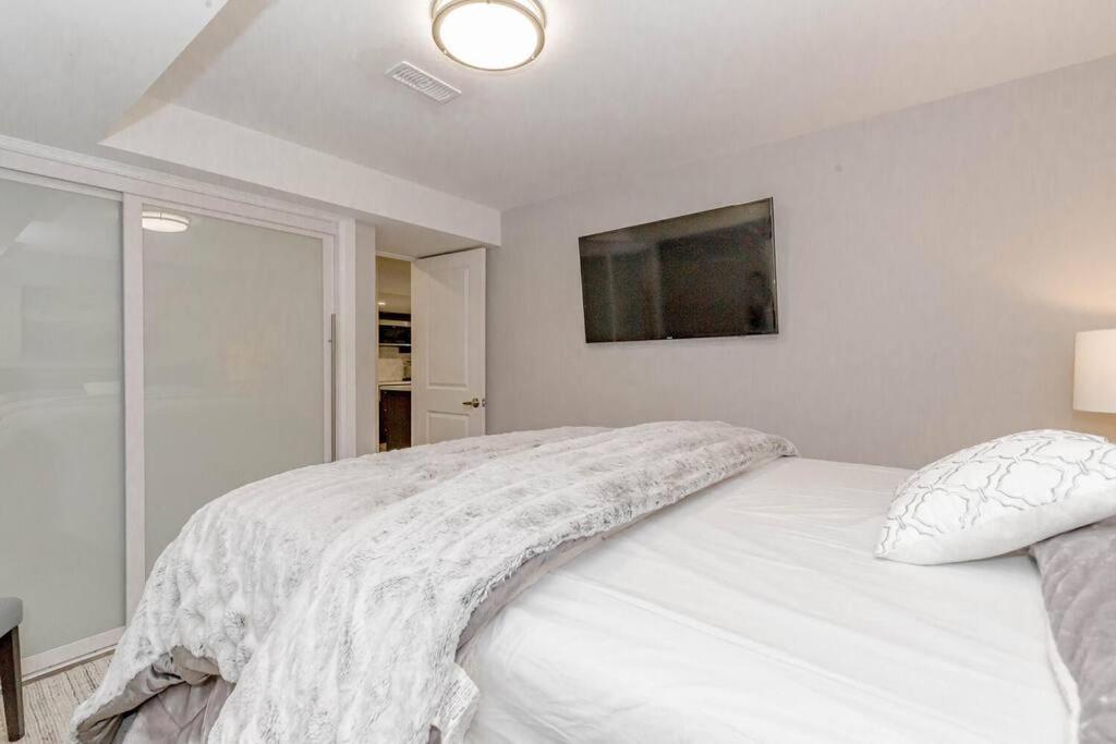 Luxury Basement Apartment In Оквилль Экстерьер фото