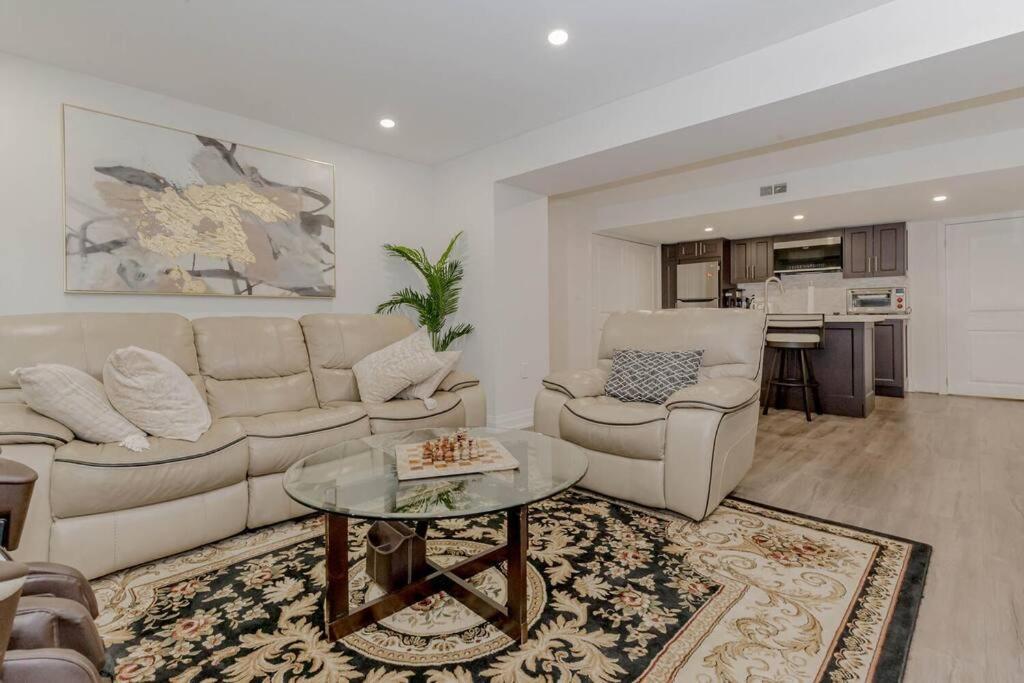 Luxury Basement Apartment In Оквилль Экстерьер фото